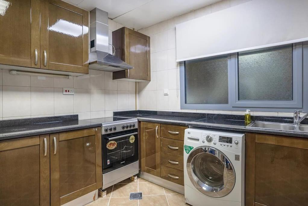 Excellent 2 Bedroom Front Apartment *