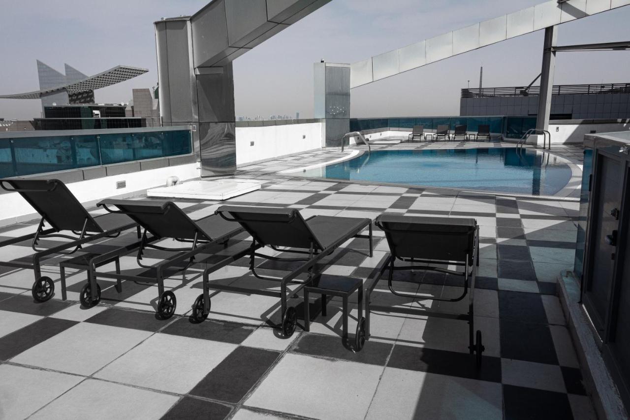 Excellent 2 Bedroom Front Apartment *